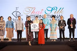 Nhà thiết kế Lê Thị Lan Hương nhận giải "Nhà thiết kế xuất sắc nhất." (Ảnh: TTXVN phát) 