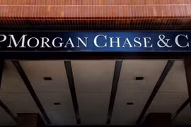 Theo các chuyên gia, JPMorgan Chase & Co có khả năng vượt lên dẫn đầu nhờ biên lãi ròng cao hơn một số ngân hàng cùng ngành. (Nguồn: Reuters)