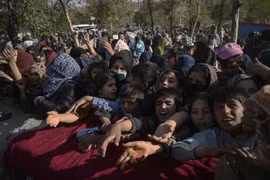 Người Afghanistan, sơ tán khỏi tỉnh Takhar để tránh xung đột, chờ nhận lương thực viện trợ tại Kabul. (Ảnh: AFP/TTXVN) 