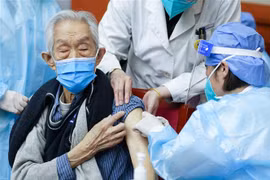 Nhân viên y tế tiêm vaccine ngừa COVID-19 cho người cao tuổi tại Bắc Kinh, Trung Quốc, ngày 18/4/2022. (Ảnh: THX/TTXVN)