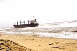 Tàu hàng trọng tại khoảng 26.000 tấn khi đang neo đậu tránh trú mưa bão ở Cảng Hòn La, huyện Quảng Trạch, tỉnh Quảng Bình thì bị đứt dây neo, trôi dạt và mắc cạn tại vùng biển phường Quảng Thọ, thị xã Ba Đồn, tỉnh Quảng Bình. (Ảnh: Võ Dung/TTXVN) 
