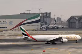 Máy bay của hãng hàng không Emirates tại sân bay quốc tế Dubai, UAE. (Ảnh: AFP/TTXVN) 