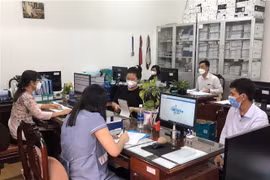 Người lao động làm thủ tục nhận hỗ trợ tại Bảo hiểm xã hội tỉnh Bạc Liêu. (Ảnh: Tuấn Kiệt/TTXVN) 
