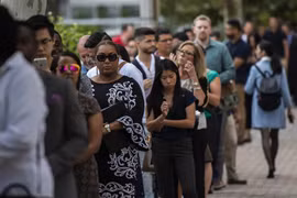 Người dân xếp hàng chờ phỏng vấn xin việc tại thành phố Arlington, bang Virginia, Mỹ. (Nguồn: AFP/TTXVN) 