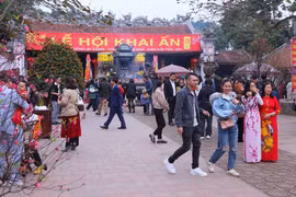 Những ngày đầu năm đã có hàng vạn người dân và du khách thập phương đến với đền Trần. (Ảnh: Công Luật/TTXVN)