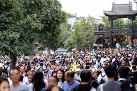 Du khách tham quan khu phố cổ ở Tảo Trang, tỉnh Sơn Đông, Trung Quốc, trong kỳ nghỉ Tết Trung Thu và Quốc khánh, ngày 2/10/2023. (Ảnh: THX/TTXVN)