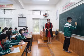 Trường Trung học cơ sở Quang Trung đón học sinh hai khối 7,9 đến trường. (Ảnh: Bích Huệ/TTXVN) 