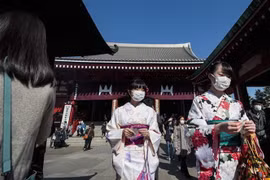 Người dân đeo khẩu trang để phòng tránh lây nhiễm COVID-19 tại Tokyo, Nhật Bản, ngày 3/2/2020. (Nguồn: AFP/TTXVN)