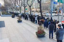Người dân xếp hàng chờ mua khẩu trang tại Daegu, Hàn Quốc, ngày 27/2/2020, trong bối cảnh bùng phát dịch COVID-19. (Nguồn: Yonhap/TTXVN) 