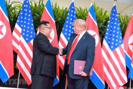 Tổng thống Mỹ Donald Trump (phải) và nhà lãnh đạo Triều Tiên Kim Jong-un. (Nguồn: EPA/TTXVN) 