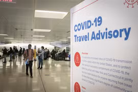 Hành khách tại sân bay quốc tế ở Newark, New Jersey, Mỹ, ngày 21/11/2020. (Nguồn: AFP/TTXVN) 