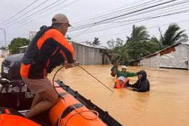 Sơ tán người dân khỏi khu vực ngập lụt ở thị trấn Catarman, miền Trung Philippines. (Ảnh: AFP/TTXVN)