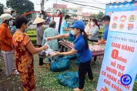 Người dân trên địa bàn thị trấn Tân Hiệp, huyện Châu Thành nhận quà hỗ trợ từ Gian hàng 0 đồng. (Nguồn: tiengiang.gov.vn) 