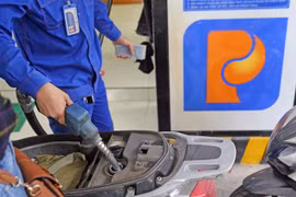 Mua, bán xăng dầu tại cửa hàng kinh doanh xăng, dầu trên phố Trần Hưng Đạo, Hà Nội. (Ảnh: Trần Việt/TTXVN)