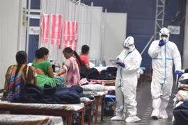 Nhân viên y tế chăm sóc bệnh nhân nhiễm COVID-19 tại New Delhi, Ấn Độ, ngày 16/7/2020. (Nguồn: THX/TTXVN) 