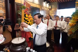 Chủ tịch Ủy ban Nhân dân Thành phố Hồ Chí Minh Phan Văn Mãi dâng hương tưởng niệm Chủ tịch Tôn Đức Thắng tại Bảo tàng Hồ Chí Minh-Chi nhánh Thành phố Hồ Chí Minh. (Ảnh: Thanh Vũ/TTXVN)