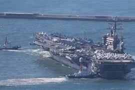 Tàu sân bay Mỹ USS Nimitz tới căn cứ hải quân ở Busan, ngày 2/4/2023. (Ảnh: YONHAP/TTXVN)