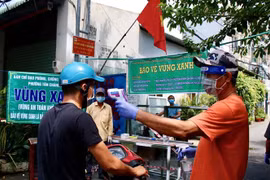 Thanh niên phường Tân Chánh Hiệp, quận 12 tăng cường chốt chặn, ngăn ngừa phòng dịch bảo vệ vùng xanh. (Ảnh: Tiến Lực/TTXVN) 