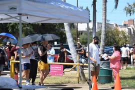 Người dân xếp hàng chờ tiêm vaccine ngừa bệnh đậu mùa khỉ tại Los Angeles, California, Mỹ. (Ảnh: AFP/TTXVN) 