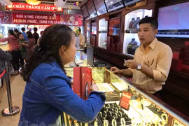 Khách hàng giao dịch vàng tại thị trường Hà Nội. (Ảnh: Đức Duy/Vietnam+)