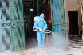 Phun hóa chất diệt muỗi phòng, chống sốt xuất huyết. (Ảnh: Nguyễn Chinh/TTXVN)