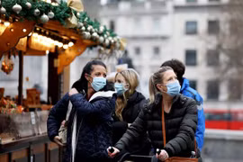 Người dân đeo khẩu trang phòng dịch COVID-19 tại London, Anh, ngày 23/12/2021. (Ảnh: THX/TTXVN) 