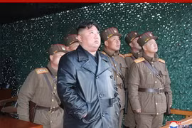 Nhà lãnh đạo Triều Tiên Kim Jong-un giám sát một vụ thử nghiệm vũ khí dẫn đường chiến thuật mới, ngày 21/3/2020. (Nguồn: Yonhap/TTXVN) 
