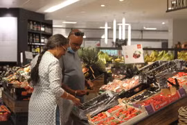 Người tiêu dùng mua sắm tại một siêu thị ở Frankfurt, Đức. (Ảnh: THX/TTXVN)