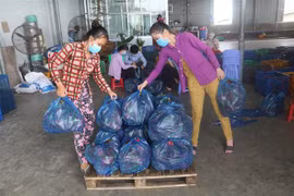 Các phần quà hỗ trợ công nhân lao động khó khăn trong các khu phong tỏa. (Ảnh: Minh Trí/TTXVN) 
