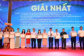 Ban tổ chức trao giải cho các tác giả đoạt giải Nhất, trong đó có phóng viên TTXVN tại Đà Nẵng Trịnh Quốc Dũng. (Ảnh: Trần Lê Lâm/TTXVN)