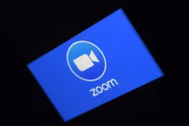Biểu tượng ứng dụng họp trực tuyến Zoom trên màn hình điện thoại tại Arlington, Virginia, Mỹ ngày 30/3/2020. (Nguồn: AFP/TTXVN) 
