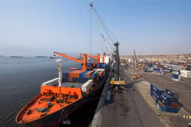 Hàng xuất khẩu tại cảng Luanda (Angola). (Ảnh: Phi Hùng/TTXVN) 