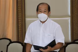 Ông Đoàn Tấn Bửu, Phó Chủ tịch Ủy ban Nhân dân, Phó Trưởng ban Thường trực Ban Chỉ đạo phòng, chống dịch COVID-19 tỉnh Đồng Tháp phát biểu tại buổi làm việc. (Ảnh: Chương Đài/TTXVN) 