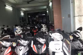 Tang vật được phát hiện là hàng hóa gồm tem , logo “Cub”, “super CUB”, logo “cánh chim”. (Ảnh: Đức Duy/Vietnam+)