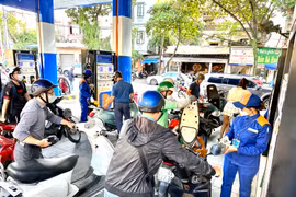 Đồng loạt tăng giá, xăng RON95-III vượt qua ngưỡng 22.000 đồng mỗi lít 