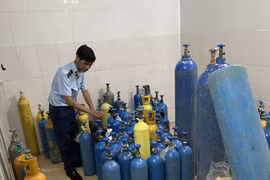 Lực lượng Quản lý Thị trường Hà Nội phát hiện một cơ sở san chiết khí N2O trái phép. (Ảnh: Đức Duy/Vietnam+)