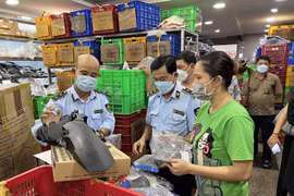 Lực lượng Quản lý thị trường kiểm tra, kiểm soát thị trường. (Ảnh: PV/Vietnam+)
