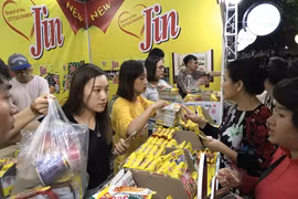 Siêu thị tưng bừng các hoạt động khuyến mại, giảm giá để kích cầu tiêu dùng. (Ảnh: Xuân Quảng/Vietnam+)