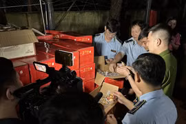 Lực lượng liên ngành kiểm tra bánh Trung Thu tại quận Bắc Từ Liêm. (Ảnh: Đức Duy/Vietnam+)