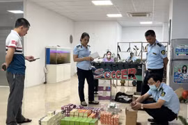 Lực lượng Quản lý thị trường Hà Nội kiểm tra hàng hoá có dấu hiệu vi phạm. (Ảnh: PV/Vietnam+)