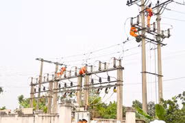 Nhân viên EVNHANOI kiểm tra vận hành thiết bị điện. (Ảnh: PV/Vietnam+)