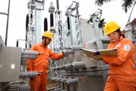Nhân viên EVN Hà Nội triển khai mở rộng công suất trạm biến áp 110 kV Thường Tín. (Ảnh: PV/Vietnam+) 