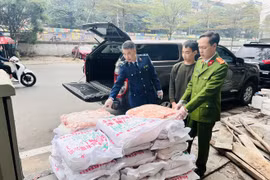 Lực lượng Quản lý thị trường Hà Nội phối hợp với Công an kiểm tra hàng hóa có dấu hiệu vi phạm. (Ảnh: PV/Vietnam+)