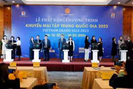 Thứ trưởng Đỗ Thắng Hải và các đại biểu bấm nút phát động Chương trình Khuyến mại tập trung Quốc gia năm 2023. (Ảnh: Đức Duy/Vietnam+)