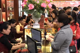 Khách hàng giao dịch vàng tại thị trường Hà Nội. (Ảnh: Đức Duy/Vietnam+)