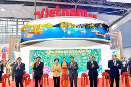 Thứ trưởng Đỗ Thắng Hải cùng lãnh đạo phía Trung Quốc cắt băng khai mạc tại Khu gian hàng Quốc gia Việt Nam tại CISMEF 2023. (Ảnh: Đức Duy/Vietnam+)