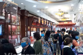 Khách hàng giao dịch vàng tại thị trường Hà Nội. (Ảnh: Đức Duy/Vietnam+)