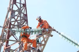 Sửa chữa, vận hành lưới điện, đảm bảo sẵn sàng cung ứng điện. (Ảnh: PV/Vietnam+)