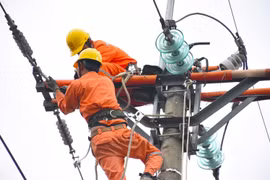 Nhân viên EVN bảo dưỡng các thiết bị điện. (Ảnh: PV/Vietnam+)
