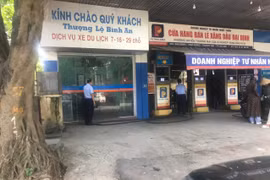 Lực lượng chức năng kiểm tra chất lượng xăng dầu tại doanh nghiệp Nhật Tuấn. (Ảnh: Xuân Quảng/Vietnam+)